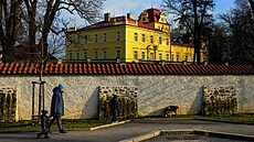 Zámek Zábìhlice. Novobarokní budova s pøilehlým dvorem s hospodáøskými...