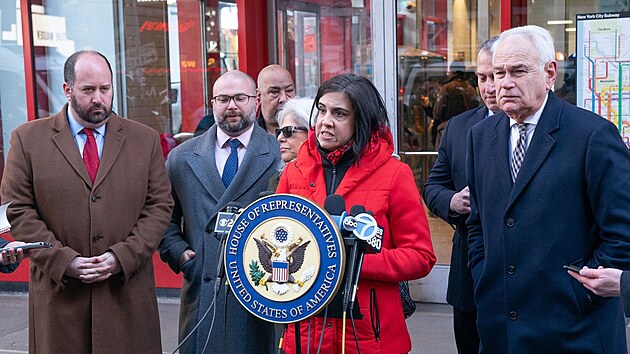 Skupina republikánských politikù se svými demokratickým kolegou a zástupcem imigraèního a celního úøadu na newyorském Times Square vyzvala k lepší spolupráci mezi mìstskou policií a imigraèními úøady. Reagovala tak na útok migrantù na policisty. (5. února 2024)