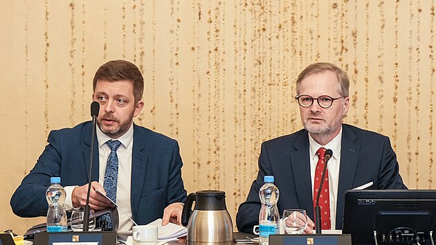 Premiér Petr Fiala a ministr vnitra Vít Rakušan pøi jednání vlády ve Snìmovnì 7. února 2024