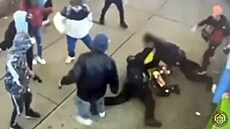 Migranti na Manhattanu v New Yorku zaútoèili na policisty. (27. ledna 2023)