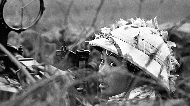 Bojù bìhem války ve Vietnamu se úèastnily i ženy. (1. ledna 1968)