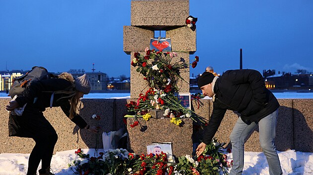 Lidé pokládají kvìtiny k památníku obìtem politických represí po smrti ruského opozièního pøedáka Alexeje Navalného v Petrohradì. (16. února 2024)