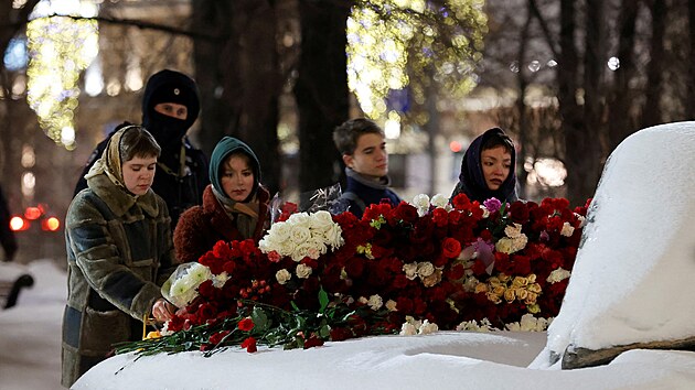 Lidé pokládají kvìtiny k památníku obìtem politických represí v Moskvì po smrti ruského opozièního pøedáka Alexeje Navalného. (16. února 2024)