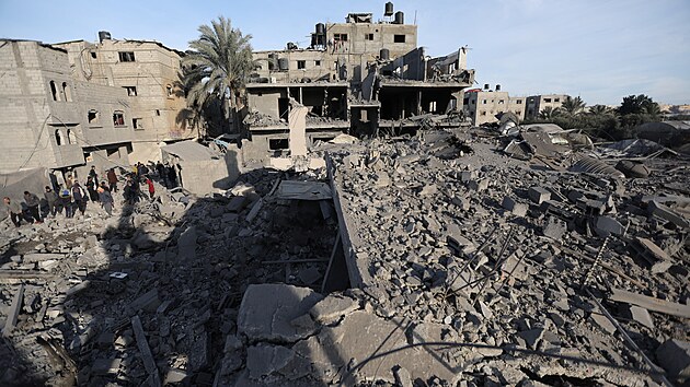Palestinci si prohlížejí místo izraelského útoku na dùm v Rafáhu na jihu Pásma Gazy. (12. února 2024)