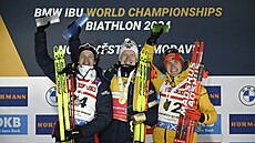 Nejlepší tøi biatlonisté vytrvalostního závodu. Zleva støíbrný Tarjei Bö, zlatý...
