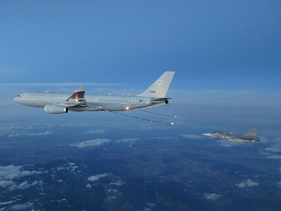 První zkouška tankování za letu èeských gripenù z letounu Airbus A330 MRTT nad...