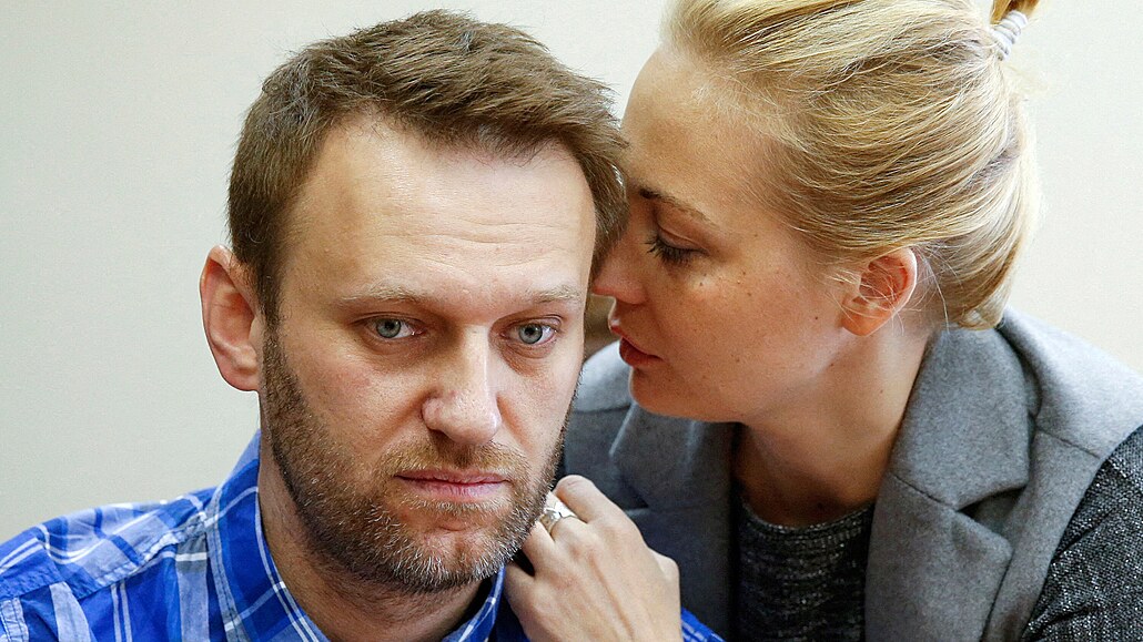 Alexej Navalnyj a jeho žena Julija bìhem pøelíèení u moskevského soudu (23....