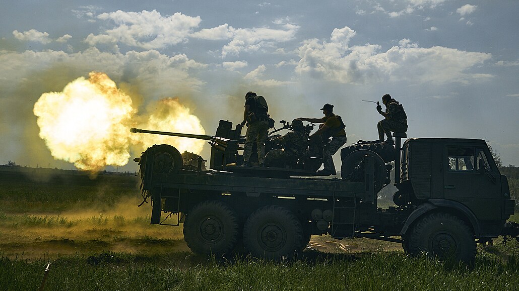 Ukrajinští vojáci støílejí z dìla u Bachmutu. (15. kvìtna 2023)