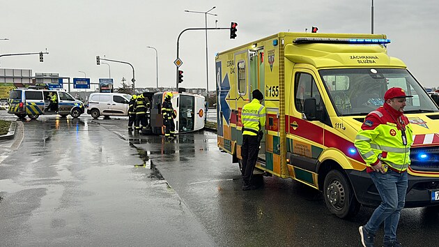 Nehoda osobního auta a vozu záchranné služby v Èernokostelecké ulici (22. února 2024)