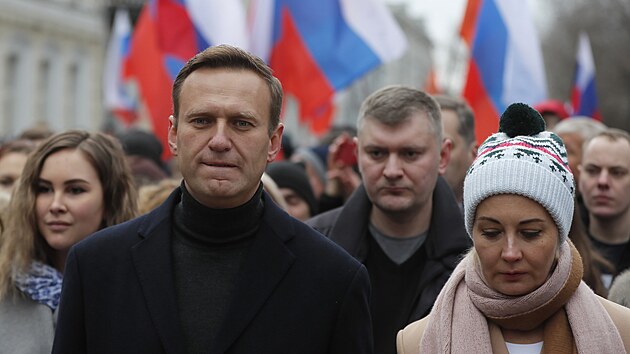 Alexej Navalnyj a jeho žena Julija bìhem vzpomínkového pochodu na památku Borise Nìmcova (29. února 2020)
