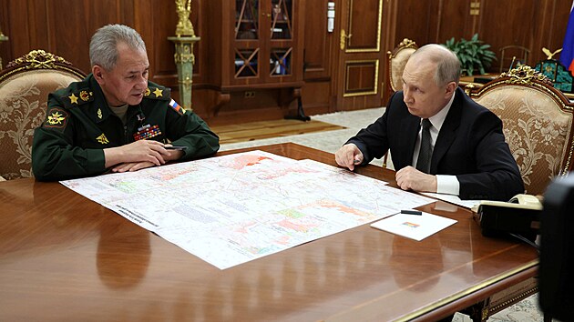 Ruský ministr obrany Sergej Šojgu podává Vladimiru Putinovi hlášení o dobytí ukrajinské Avdijivky. (20. února 2024)