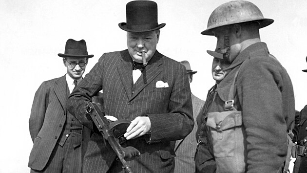 Slavní snímek z 31. èervence 1940, na kterém Churchill pózuje se samopalem...