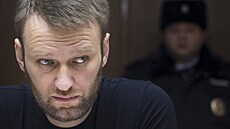 Ruský opozièní aktivista Alexej Navalnyj na archivním snímku z roku 2015 sedí v...