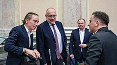 Vicepremiér Ivan Bartoš a ministr školství Mikuláš Bek diskutují s prezidentem...