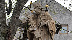 Také památkovì chránìná socha svatého Jana Nepomuckého musela projít...