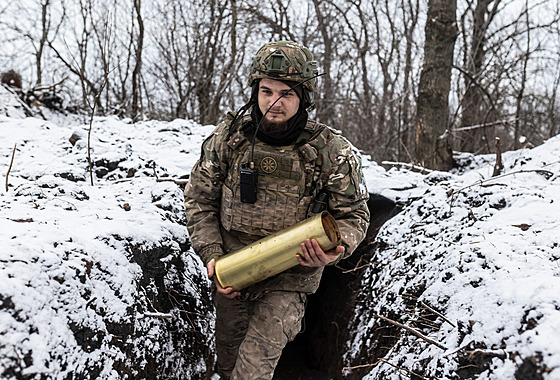 Ukrajinský voják z pluku Tsunami nese dìlostøelecké nálože na pozici nedaleko...