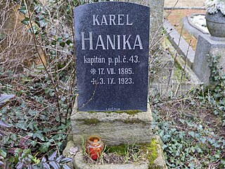 Hrob kapitána Karla Haniky na Ústøedním høbitovì v Brnì. Umístìn je ve...