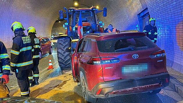 Nehoda traktoru a osobního vozu v Letenském tunelu (7. bøezna 2024)
