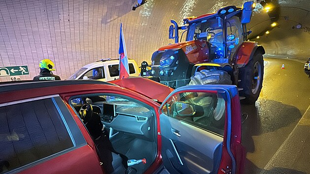 Nehoda traktoru a osobního vozu v Letenském tunelu (7. bøezna 2024)