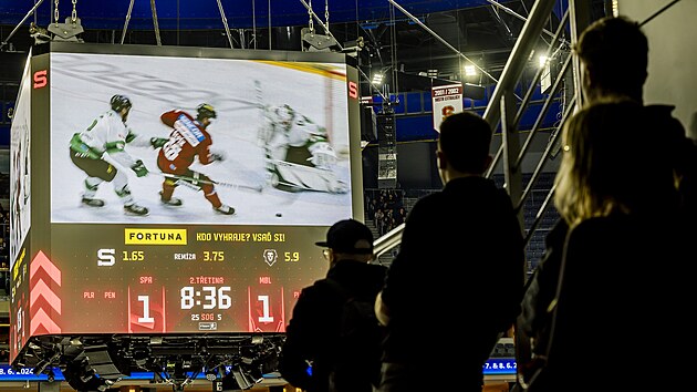 Diváci sledují obrovskou multimediální kostku v pražské O2 arenì bìhem utkání hokejové Sparty.