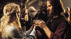 Miranda Otto jako štítonoška Éowyn spoleènì s Aragornem (Viggo Mortensen) ve...