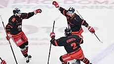 Olomouètí hokejisté Jan Knotek a Jakub Sirota slaví se støelcem rozhodujícího...