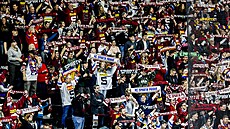 Sparanští fanoušci podporují svùj oblíbený tým proti Mladé Boleslavi.