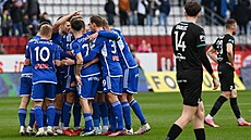 Olomouètí fotbalisté se radují z gólu v utkání proti Bohemians.