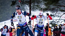 Michal Krèmáø (vpravo) na trati závodu s hromadným startem v Oslu v závìsu za...