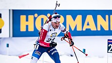 Michal Krèmáø odjíždí ze støelnice bìhem závodu s hromadným startem v Oslu
