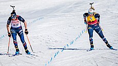 Ingrid Tandrevoldová (vpravo) a Julia Simonová dojíždí do cíle sprintu v...