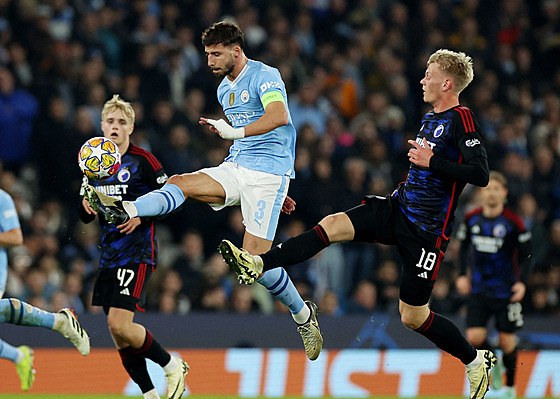 Rúben Dias z Manchesteru City mezi dvìma protihráèi z Kodanì.