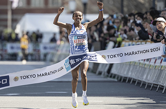 Sutume Asefaová Kebedeová probíhá cílovou páskou Tokijského maratonu.