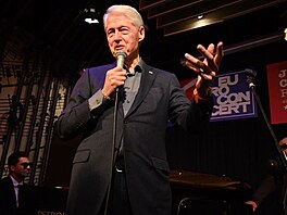 Bývalý americký prezident Bill Clinton na pódiu zavzpomínal na návštìvu Reduty...