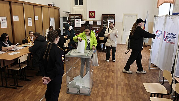 Rusové ve Vladivostoku volí v prezidentských volbách. (17. bøezna 2024)