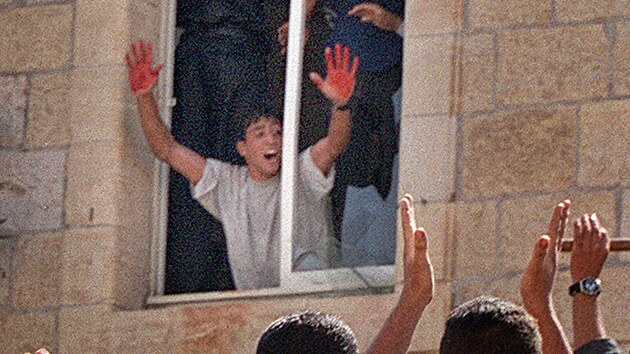Palestinský mladík Aziz Salha po zabití dvou izraelských vojákù hrdì ukazuje...