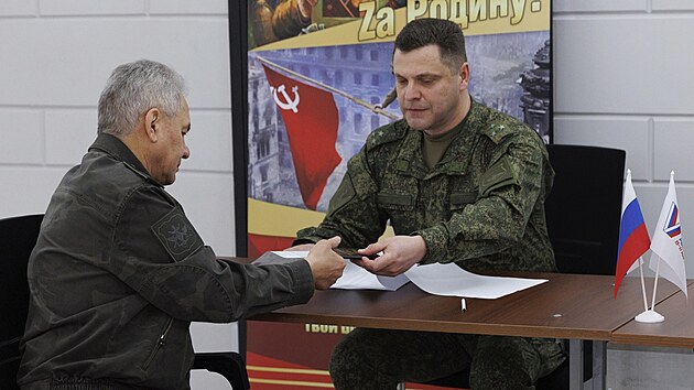 Ruský ministr obrany Sergej Šojgu ve volební místnosti v Jižním vojenském okruhu v Rusku (15. bøezna 2024)