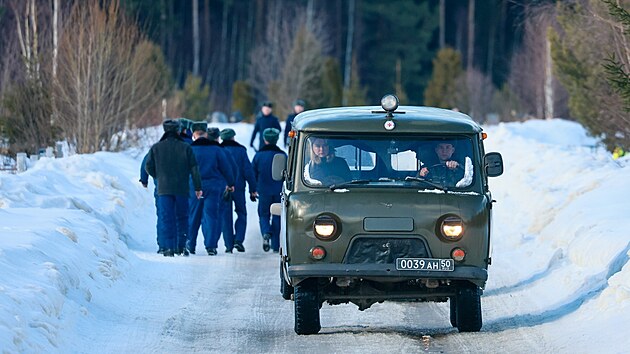Ruští vojenští policisté zasahují u místa havárie vojenského dopravního letadla Iljušin Il-76 v Ivanovské oblasti. (12. bøezna 2024)
