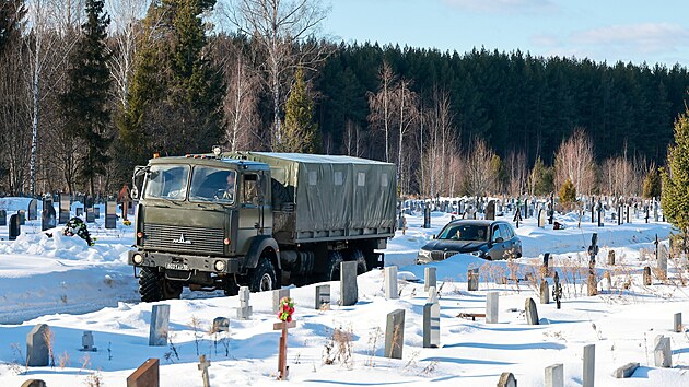 Ruští vojenští policisté zasahují u místa havárie vojenského dopravního letadla Iljušin Il-76 v Ivanovské oblasti. (12. bøezna 2024)