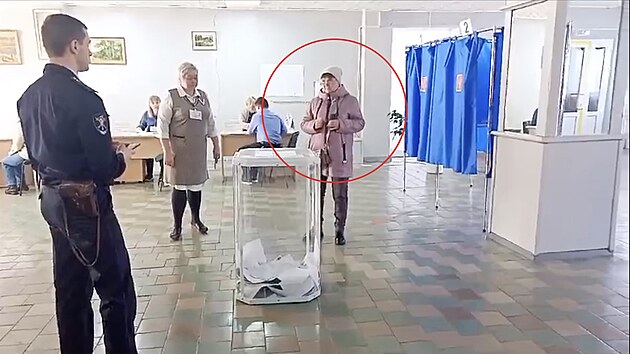Žena ve volební místnosti v Borisoglebsku na protest vylila zelenou barvu do volební urny. (15. bøezna 2024)