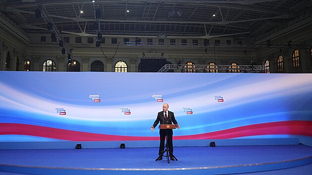 Ruský prezident Vladimir Putin hovoøí pøi návštìvì svého volebního štábu po prezidentských volbách v Moskvì. (18. bøezna 2024)