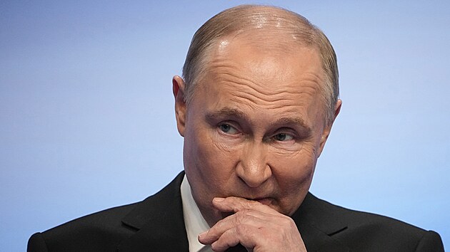 Ruský prezident Vladimir Putin na snímku z návštìvy svého volebního štábu po prezidentských volbách v Moskvì (18. bøezna 2024)