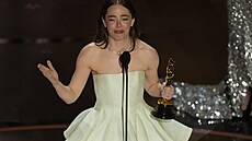 Hereèka Emma Stoneová se dojímá nad ziskem Oscara za film Chudáèci (10. bøezna...