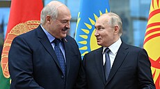Východní bromance. Bìloruský prezident Alexandr Lukašenko a jeho ruský...