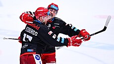 Hradeètí hokejisté Ralfs Freibergs a Martin Plánìk se radují z vedoucího gólu...