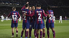 Barcelonští fotbalisté slaví gól proti Neapoli.