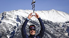 Tommaso Giacomel s trofejí pro nejlepšího biatlonistu do pìtadvaceti let.