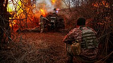 Ukrajinští vojáci støílí z houfnice D-30 na ruské pozice u Chersonu. (12....