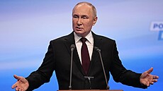 Ruský prezident Vladimir Putin hovoøí pøi návštìvì svého volebního štábu po...