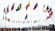 Bìhem slavnostního ceremoniálu byla vztyèena u sídla NATO v Bruselu švédská...